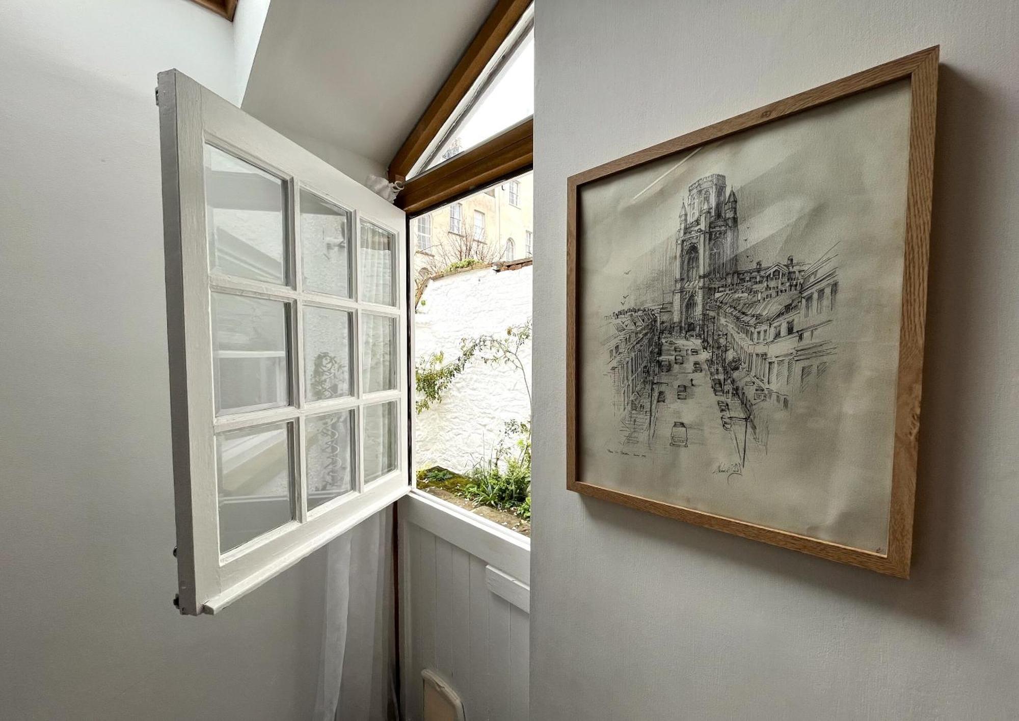 Harmonious In The Heart Of Clifton Village Bristol
